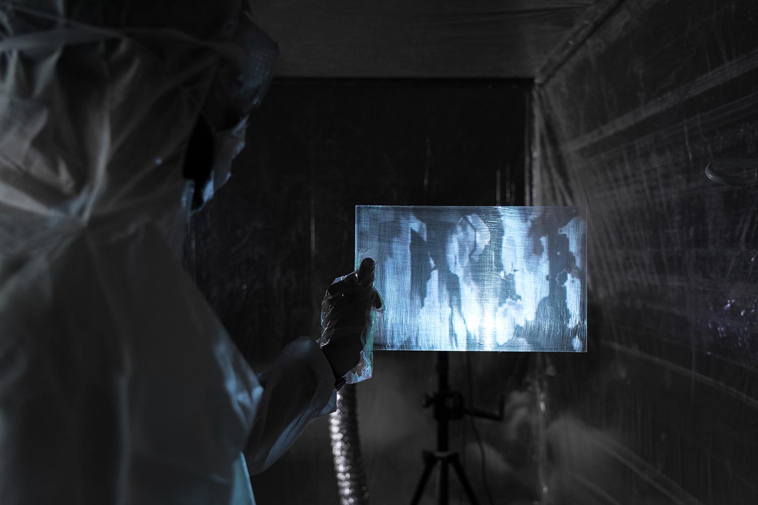 Chiaramentestudio, ‘A visitor, viewing a projection of dust in mid-air on an acrylic plate,’ Rotterdam (2021)